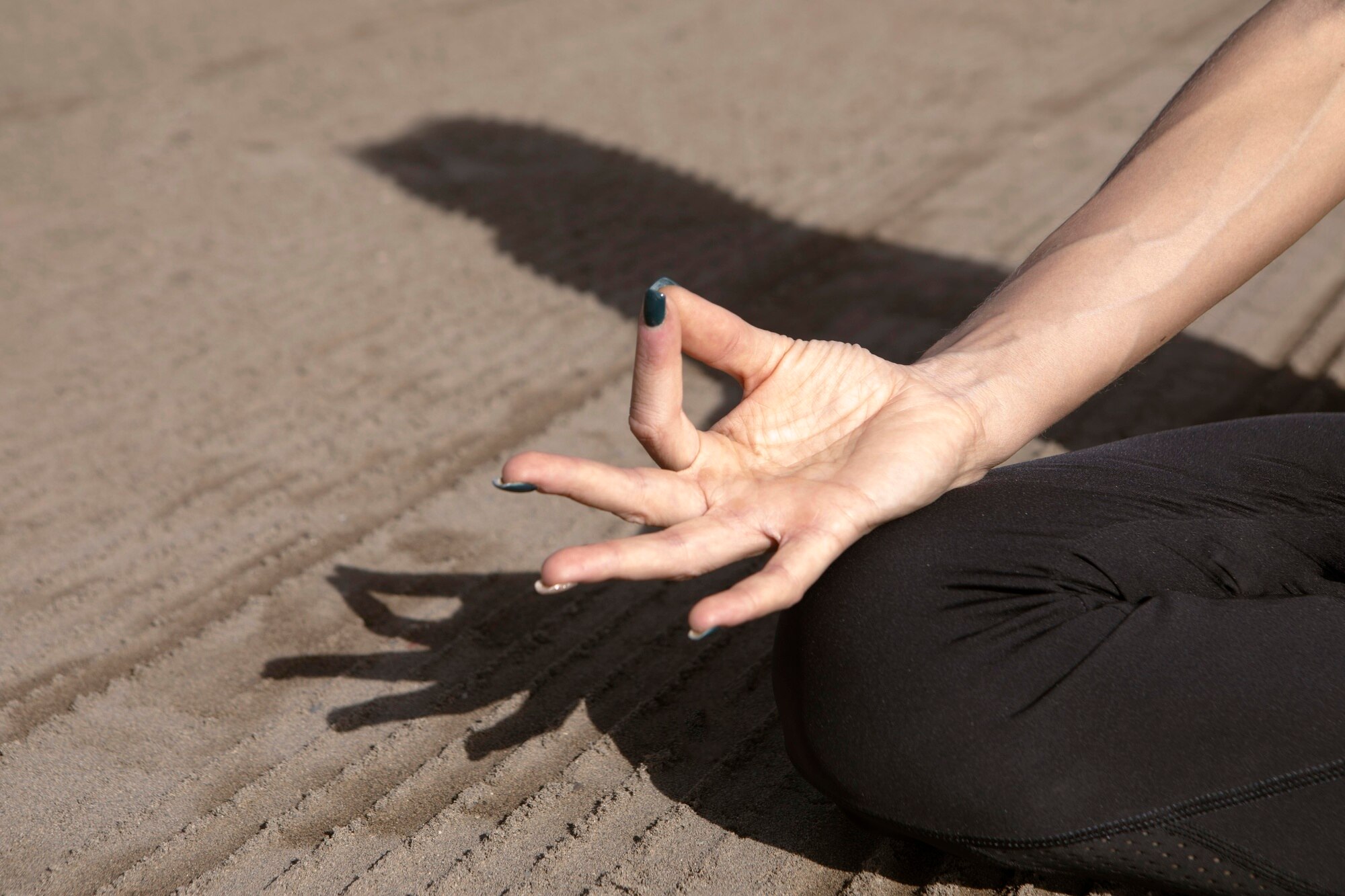 Detalle de manos en reposo meditativo